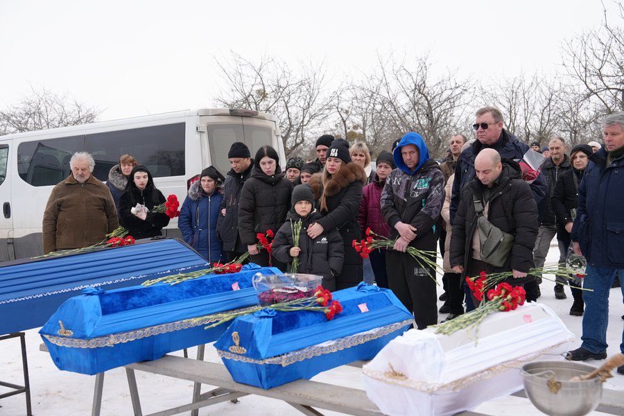 ukr_week_en's tweet image. #Kharkiv Today was the funeral of 3 children, Ivanko &amp;amp; Vladyk, 2, Myroslava, 1, &amp;amp; their father, Hryhorii, a veteran, killed by Russia in Bohodukhiv. 4 coffins.
The mother, injured, was pregnant.
"#Ukraine needs more air defense &amp;amp; stronger pressure on Russia to stop these crimes"