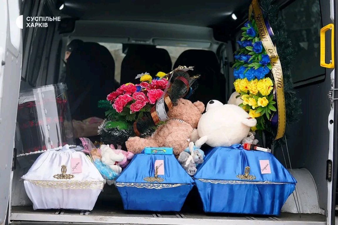 ukr_week_en's tweet image. #Kharkiv Today was the funeral of 3 children, Ivanko &amp;amp; Vladyk, 2, Myroslava, 1, &amp;amp; their father, Hryhorii, a veteran, killed by Russia in Bohodukhiv. 4 coffins.
The mother, injured, was pregnant.
"#Ukraine needs more air defense &amp;amp; stronger pressure on Russia to stop these crimes"