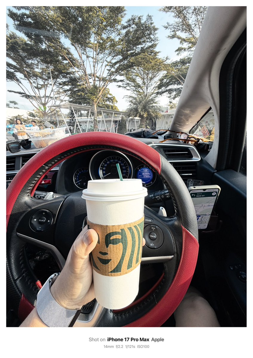 Suram mata gw woy suram, org hari mesra2 gw malah kerja ngeliput mrka 😪😪