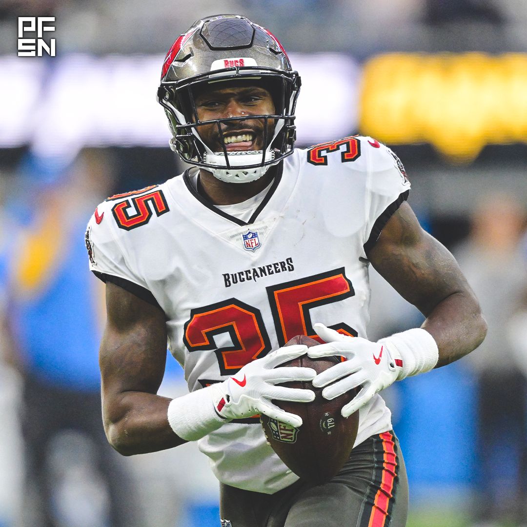 PFSN365's tweet photo. NFL cornerbacks with the lowest passer rating allowed in 2025 (min. 200 cov. snaps):

🔒 Jamel Dean, Bucs - 46.9
🔒 James Pierre, Steelers - 52.8
🔒 Joey Porter Jr., Steelers - 56.2
🔒 Donte Jackson, Chargers - 57.2
🔒 Quinyon Mitchell, Eagles - 58.4
🔒 Jarrian Jones, Jaguars - 62.2
🔒 Christian Gonzalez, Patriots - 64.4
🔒 Benjamin St-Juste, Chargers - 65.7
🔒 Pat Surtain II, Broncos- 66.5
🔒 Rasul Douglas, Dolphins - 67.0