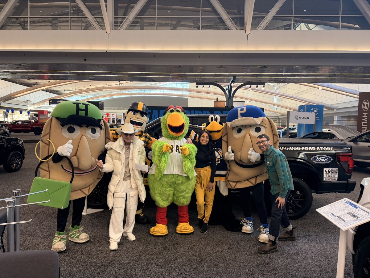 DaisyJadeTV's tweet photo. Only at the @pghautoshow... Can we have this much fun! 🚗
@PGHTodayLive @KDKA @Ford #neighborhoodfordstore #SteelyMcBeam #PirateParrot #PittsburghPierogies #Iceburgh @steelers @pirates @penguins @Fannationkdka https://t.co/FmvsrqBKO4