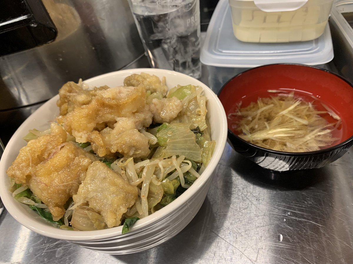 tugucci32982's tweet photo. まかないシリーズ

料理長の作るまかないは美味いんだぁー😋
今ある食材から無限のレシピと言っても良いかもしれない。
天才✨
今日は何食べる？
魚・肉・豚骨ラーメン
美味しいのを準備していますよ
今日のランチは
浜松町ネオ横丁
定食　酒場　次を食堂へGO👍

今日も楽しんでいきましょう。 https://t.co/2u40LvgwzO