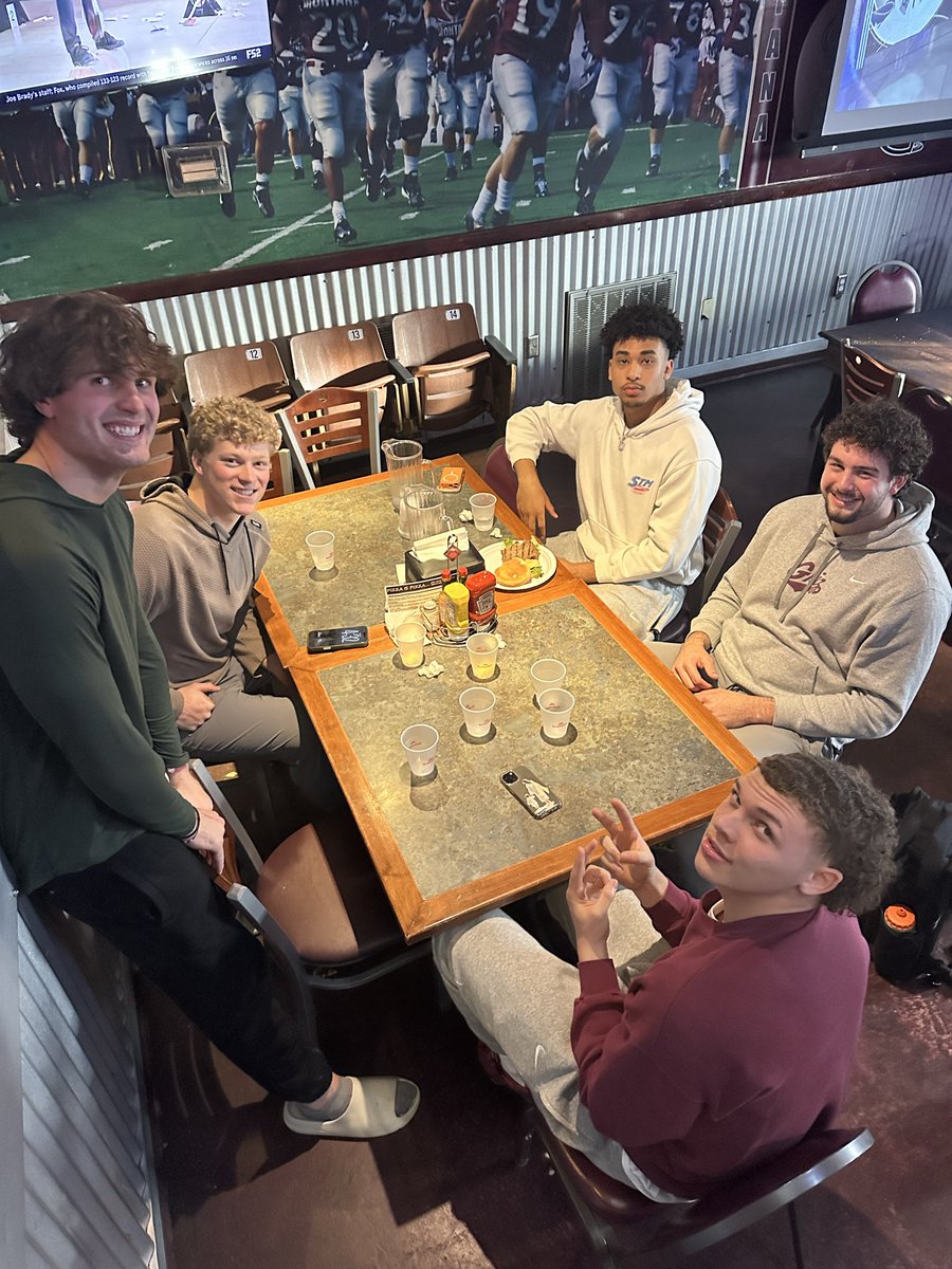 TEs <a href="/MontanaGrizFB/">Montana Griz Football</a> enjoying some #TheFamilyYouChoose time 🐻