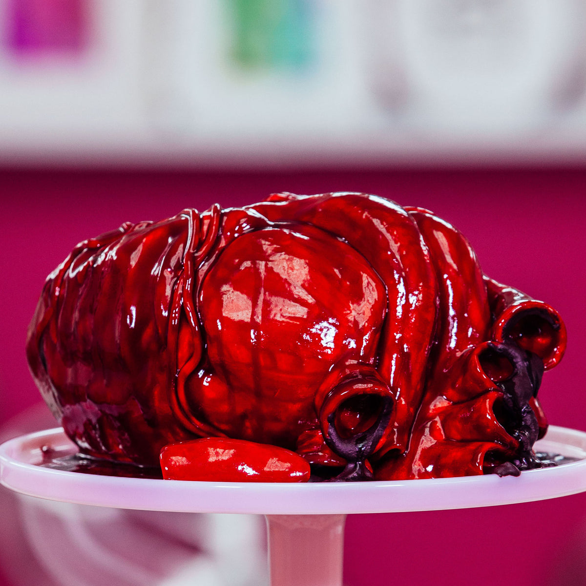 —— Feliz San Valentín~ <a href="/GetBittenOn/">ᴍᴀʀsʜᴀʟʟ ʟᴇᴇ</a> ~. Sé lo mucho que te gusta el rojo, así que~...

Realista, pero huele a pastel.