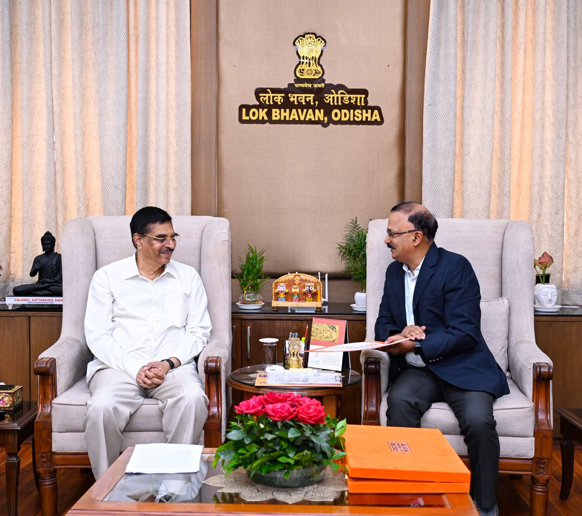 munarajat's tweet photo. A precocious moment  with Hon Governor sir at Lok Bhavan presenting the Asia book of Records of the “”Protocol type model of Rafael made out of scrap materials https://t.co/PCLnsAPz5q