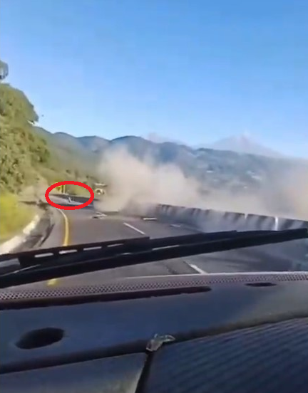robertotwitpue's tweet photo. @Diario_Cambio pareciera  como  q  algo sale  corriendo hacia  la cuneta.. efecto  optico!!! https://t.co/yabZwcEceA