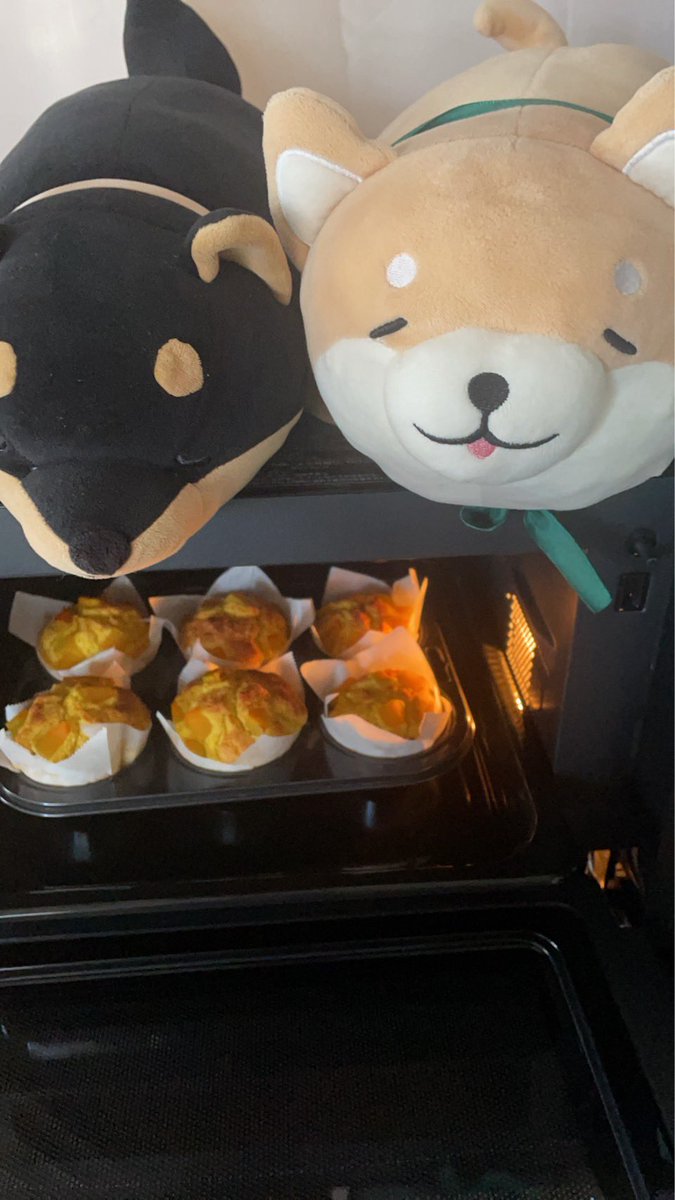euj2_p's tweet photo. @kugatunozero ZEROさん
こんにちはつぼ🐈✨
できたつぼー🐈‍⬛✨
かぼちゃケーキつぼ🎃✨
今日も宜しくお願いいたします🐈‍⬛✨ https://t.co/lWxM7mWlME