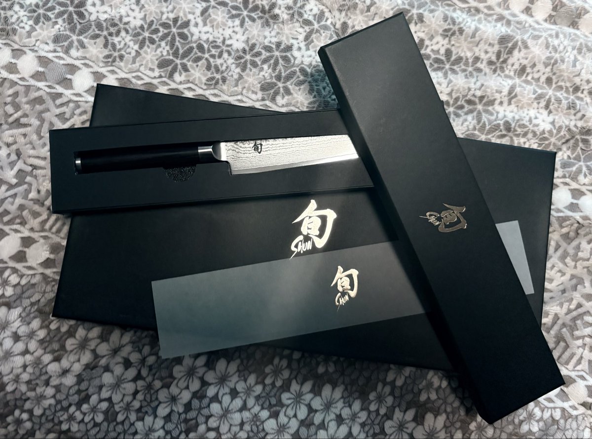 뭔가 보냈다길래 한우를 기대했건만, 서슬 퍼런 칼을 보낸 후배.
“〇〇야. 칼도 선물하니?”
“슬슬 나 잘라내려고?“

”여튼 촌스럽기는…“
”아내가 써 보니 좋대요.“
”형꺼 아니고 형수꺼에요.“

썩을 놈… 아내는 좋아하네요.