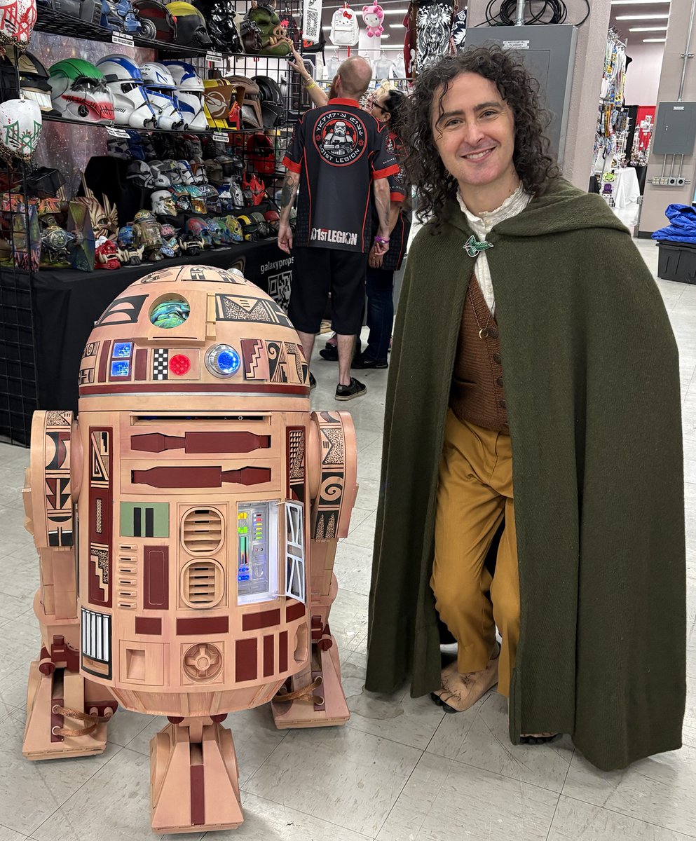 New Mexico-themed R2D2 and Frodo at ABQ Comic Con #albuquerque #comiccon #cosplay