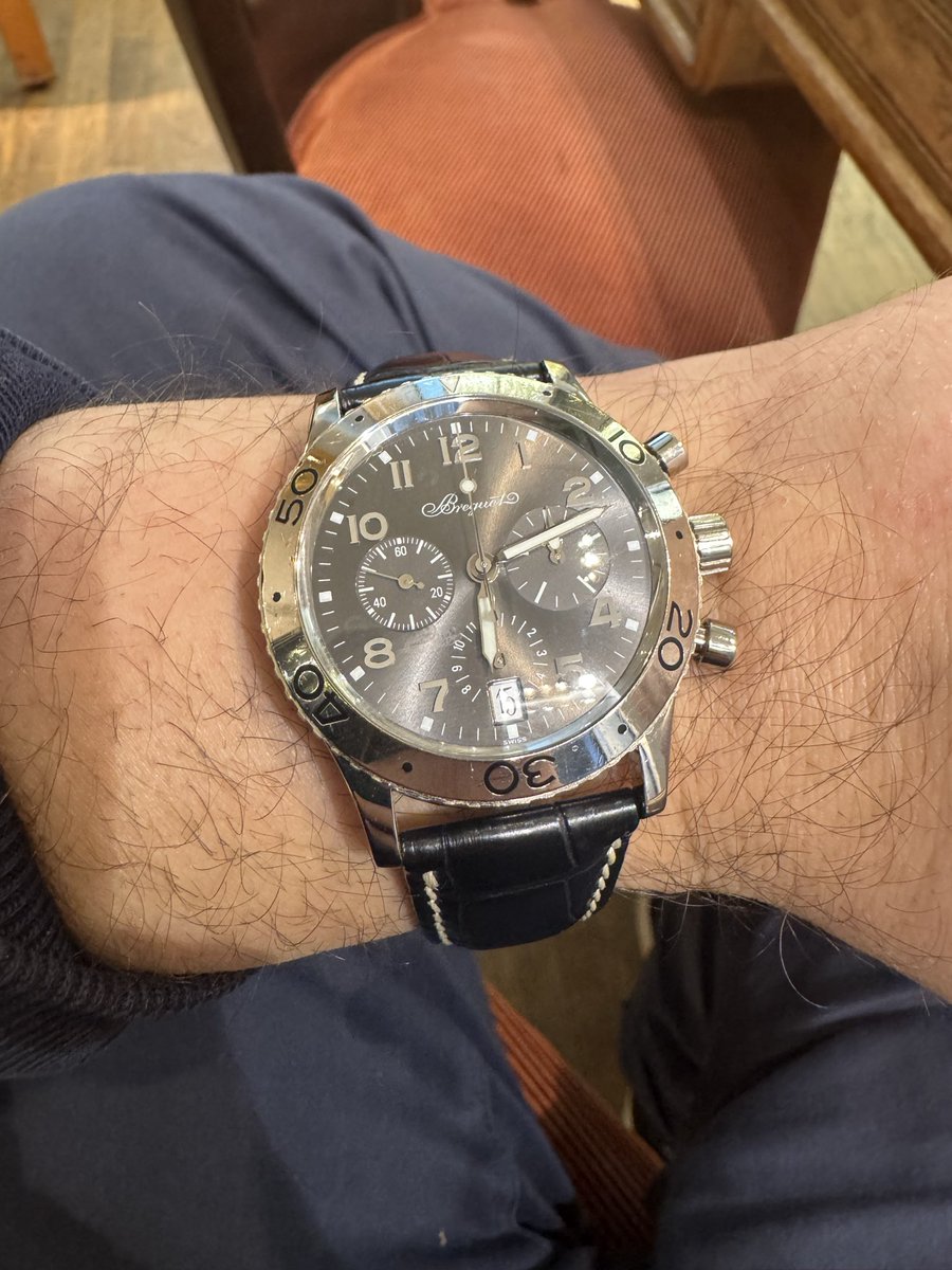 Bréguet type XX en or, la montre des darons qu’on écoute quand ils parlent. Ce n’est l’Apple Watch de fils de pute de 40 kilos qui essaie d’enculer un million au lancement de sa bullshit start up.