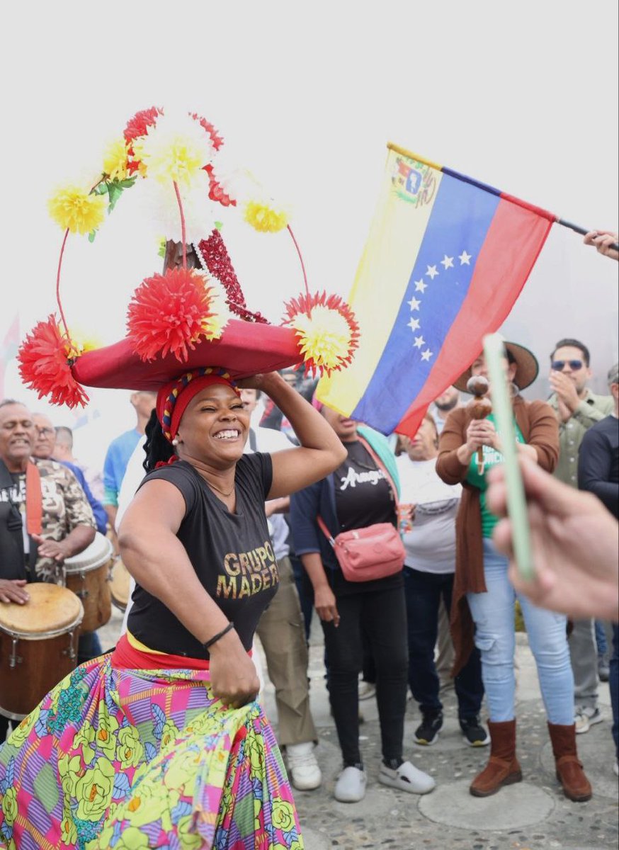 Bringthembackve's tweet photo. ¡Fuerza ancestral en el Waraira Repano! Pueblos indígenas y movimientos sociales se unieron en el "Gran Repique del Tambor" para invocar la protección afroindígena y exigir la liberación del Presidente @NicolasMaduro y Cilia Flores.
#BringThemBack https://t.co/JbpuJqdLOf