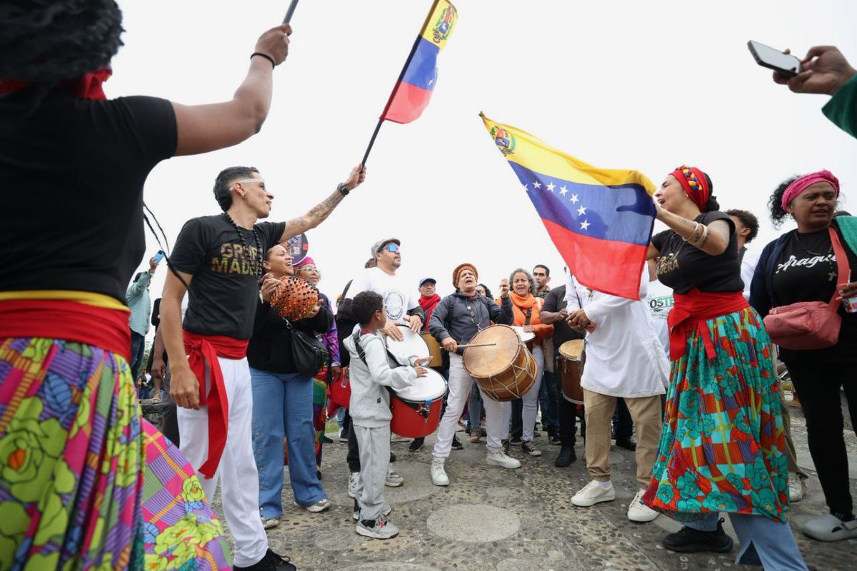 Bringthembackve's tweet photo. ¡Fuerza ancestral en el Waraira Repano! Pueblos indígenas y movimientos sociales se unieron en el "Gran Repique del Tambor" para invocar la protección afroindígena y exigir la liberación del Presidente @NicolasMaduro y Cilia Flores.
#BringThemBack https://t.co/JbpuJqdLOf