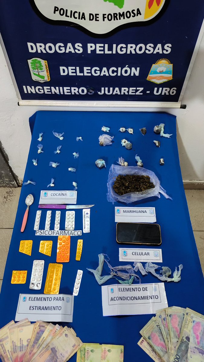 1) 📍Ingeniero Juárez ➡️ En un allanamiento positivo se secuestraron 26 envoltorios de droga entre cocaína y marihuana. Hubo detenciones 👮‍♂️ y la retención de un menor con droga en su poder.
Los narcomenudistas vendían la droga en 2 motocicletas que también fueron secuestradas.