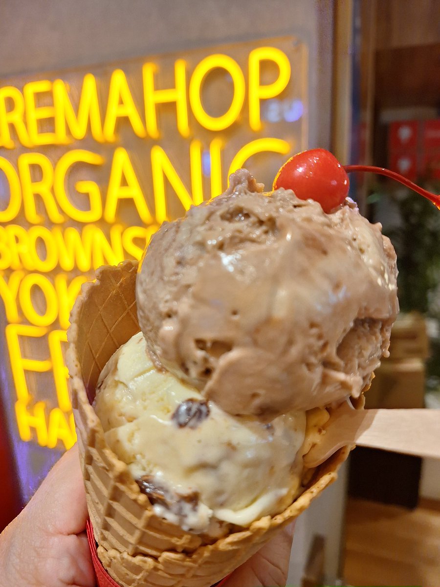 “これを食べるために横須賀まで来る”
まであるCREMAHOP@汐入
期間限定フレーバーのほうじ茶ショコラ/ピーナッツ&amp;ラムレーズンに期間限定サービスのチェリー🍒TP

チェリーが乗るといつもよりアメリカン🇺🇸‼️なビジュアルに

春に向かっている感じがする🍨
#CREMAHOP