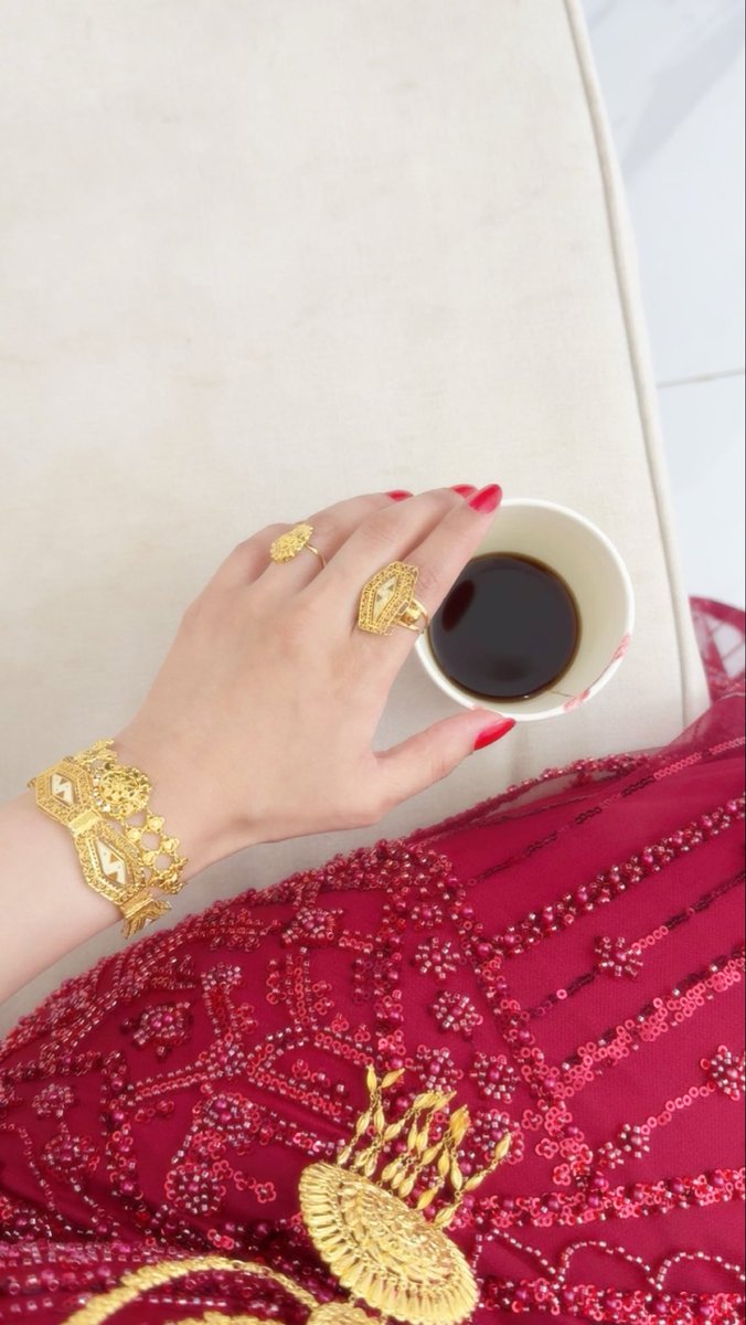 إن تدلعتِ يزهاك الدلع .. و الدلال 
و إن لبستِ الذهب قلنا ذهب و ذهبه