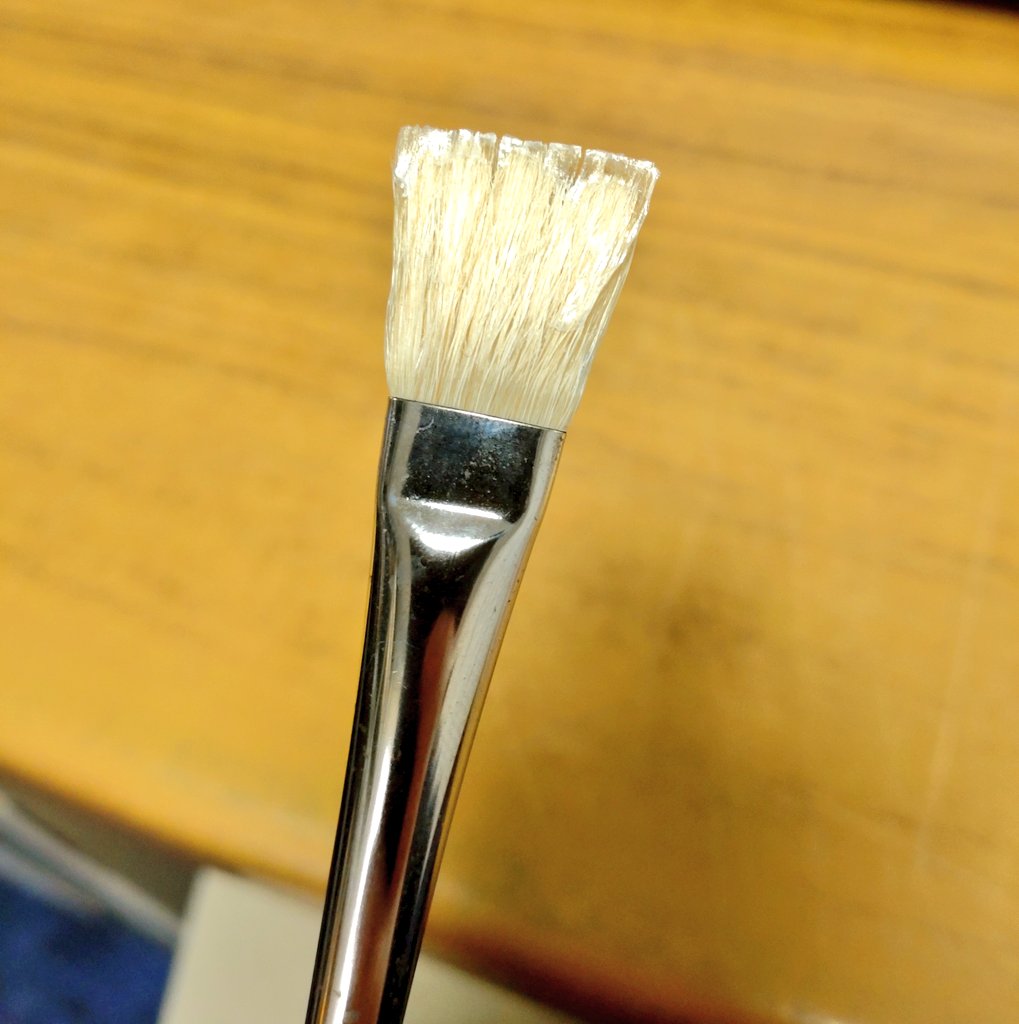 アクリル絵具用のニスの塗布見本制作中、席を離れ、そのまま忘れて一晩経った結果…

筆をあめ細工のようなガチガチにしてしまいました…

皆さん、ニスを使った後は必ず筆をしっかり洗いましょう⚠️

大事な筆が2度と使えなくなってしまいます…