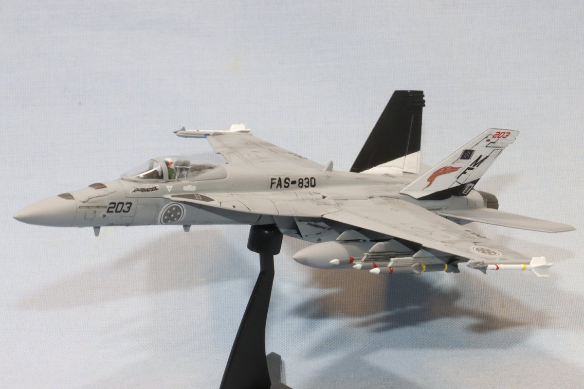 Ossa_kestrel's tweet photo. 《RISE ABOVE》

#エフトイズ 1/144 F/A-18E スーパーホーネット
#エースコンバット8 中央ユージア連合海軍 FAS-830"JOKERS"所属 MF203 "WINGS OF THEVE"　完成!
#エースコンバット #ACECOMBAT #ACE8 https://t.co/4sb429Nu0s