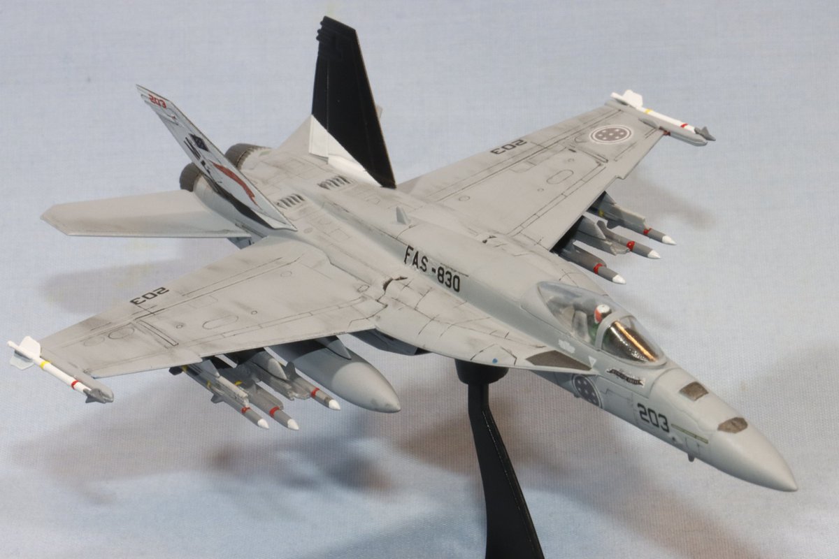 Ossa_kestrel's tweet photo. 《RISE ABOVE》

#エフトイズ 1/144 F/A-18E スーパーホーネット
#エースコンバット8 中央ユージア連合海軍 FAS-830"JOKERS"所属 MF203 "WINGS OF THEVE"　完成!
#エースコンバット #ACECOMBAT #ACE8 https://t.co/4sb429Nu0s