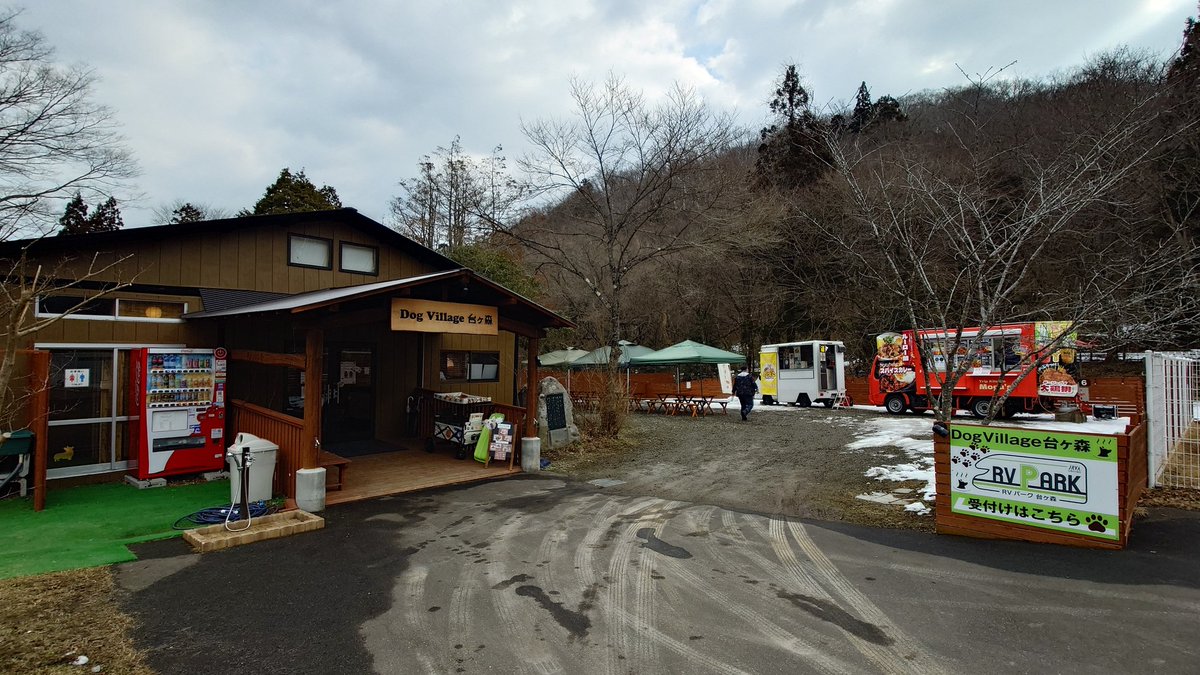 tachinpo's tweet photo. 今日はヨメサマの出店手伝い。
冬場のバッテリー上がりを防ぐため、私はおぷじろうで別途会場へ(笑)
久しぶりの2台横並べはいいね
(((o(*゚▽゚*)o)))
#オプティ #L300S #スペーシアベース #MK33V https://t.co/6mv0N0x7z2