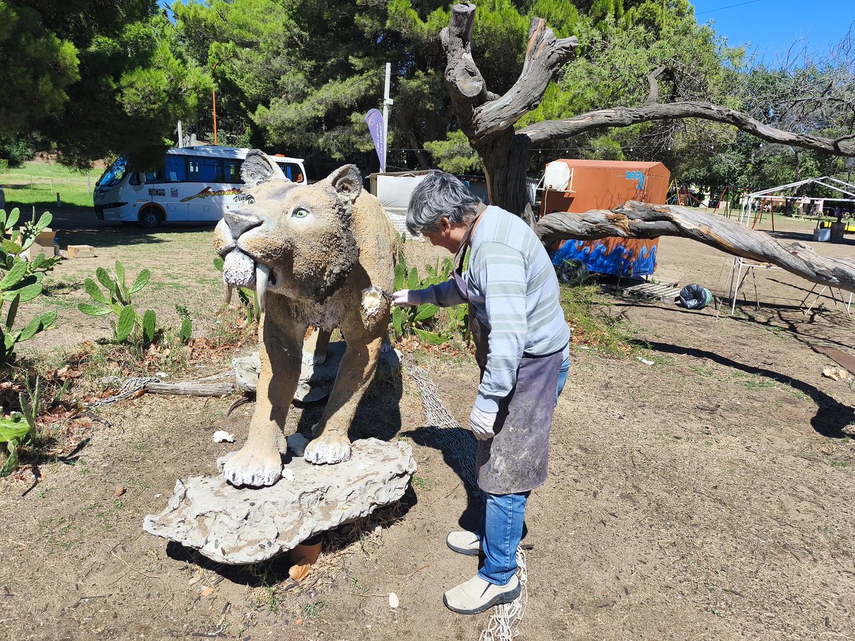 rodrigo_arist's tweet photo. Estos últimos días estuvimos trabajando en la restauración de las réplicas de la megafauna en Pehuen Co, recuperando parte del patrimonio que forma parte de la identidad del lugar y que disfrutan vecinos y visitantes.

Quiero destacar especialmente el trabajo del paleoartista Fernando Cárdenas y la colaboración desinteresada de los vecinos Marcelo Racasio y Julio Tamalet, que pusieron tiempo, compromiso para devolverles vida a estas obras. Desde el Municipio acompañamos con los aportes necesarios para que esta tarea pudiera llevarse adelante.

Estas acciones son las que valen: cuando el esfuerzo del sector privado y el Estado se unen, se logran resultados concretos que mejoran nuestros espacios y fortalecen el sentido de comunidad. Seguimos trabajando juntos para cuidar y poner en valor lo que es de todos.
