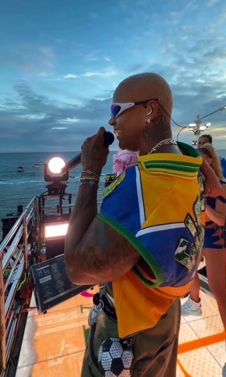 Pesgrau's tweet photo. E o Léo Santana que viu o Ancelotti presente e aproveitou pra pedir o Neymar na Seleção no meio do carnaval kkkkkkk

”Ah, e um recado, Ancelotti: Coloca o Neymar nessa Seleção pelo amor de Deus”.

“É só um pedido de fã, desculpa, eu não podia perder essa”.

Aos risos, Ancelotti respondeu de forma breve: “Obrigada pelo conselho”.