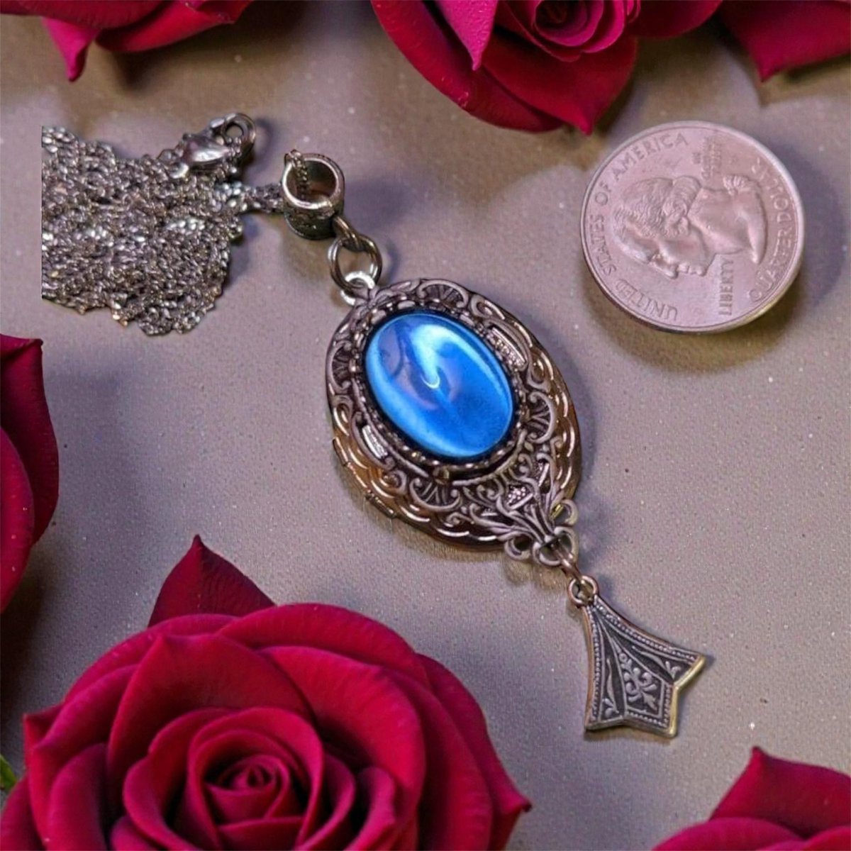 Montana sapphire blue photo locket. Gold foiled vintage flat stone from West Germany. 24 inch curb chain

.  #shop #shopping #shopsmall #onlineshopping #jewelry   

witchywoman.etsy.com/listing/443250…