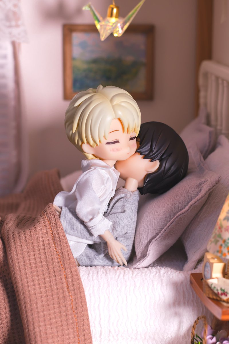 🍏：Harry, I'm so itchy.🥺
⚡️：Baby, I really love kissing your neck... just a little more.