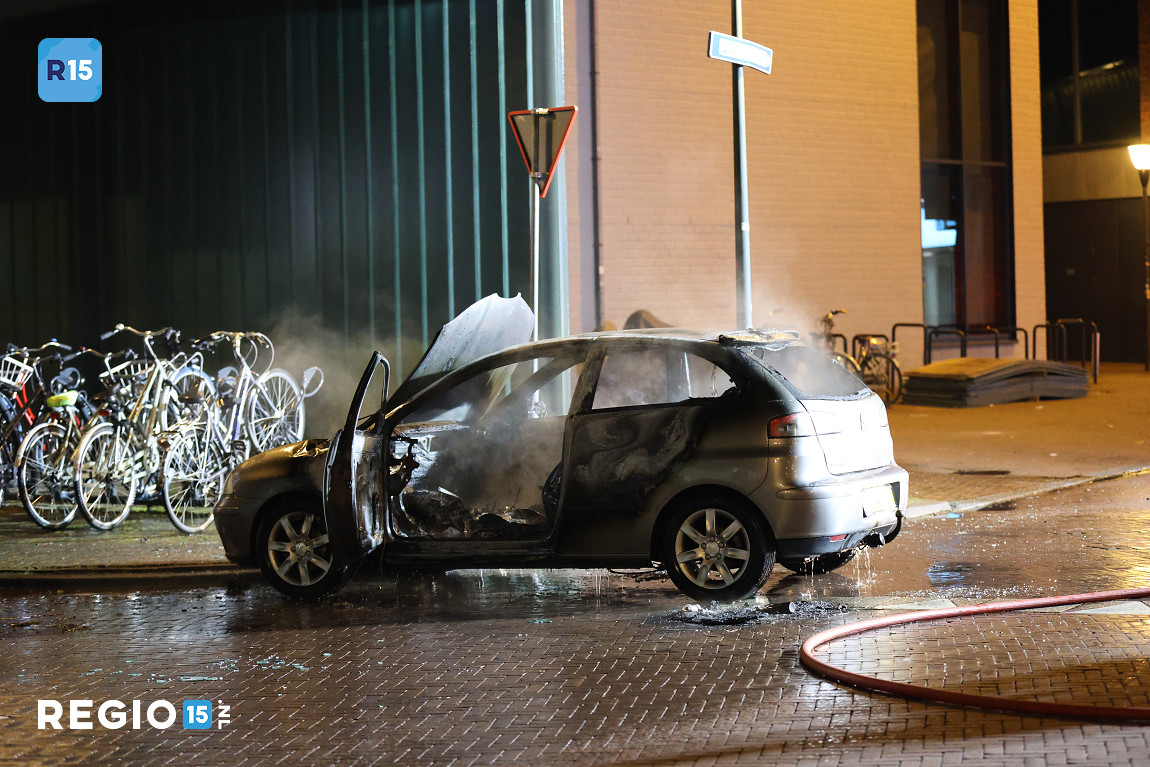 Auto uitgebrand aan de Asvest in Delft