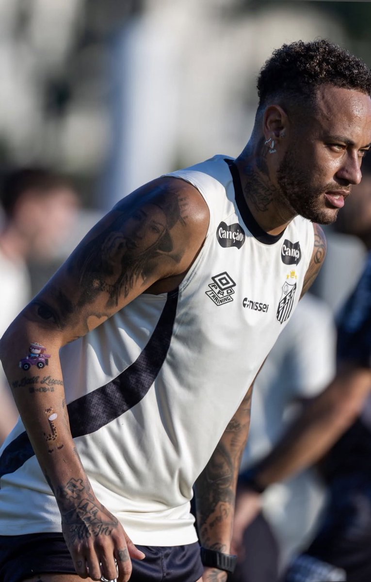 ㅈㄴ핫한데 팔에 판박이스티커 귀여워..