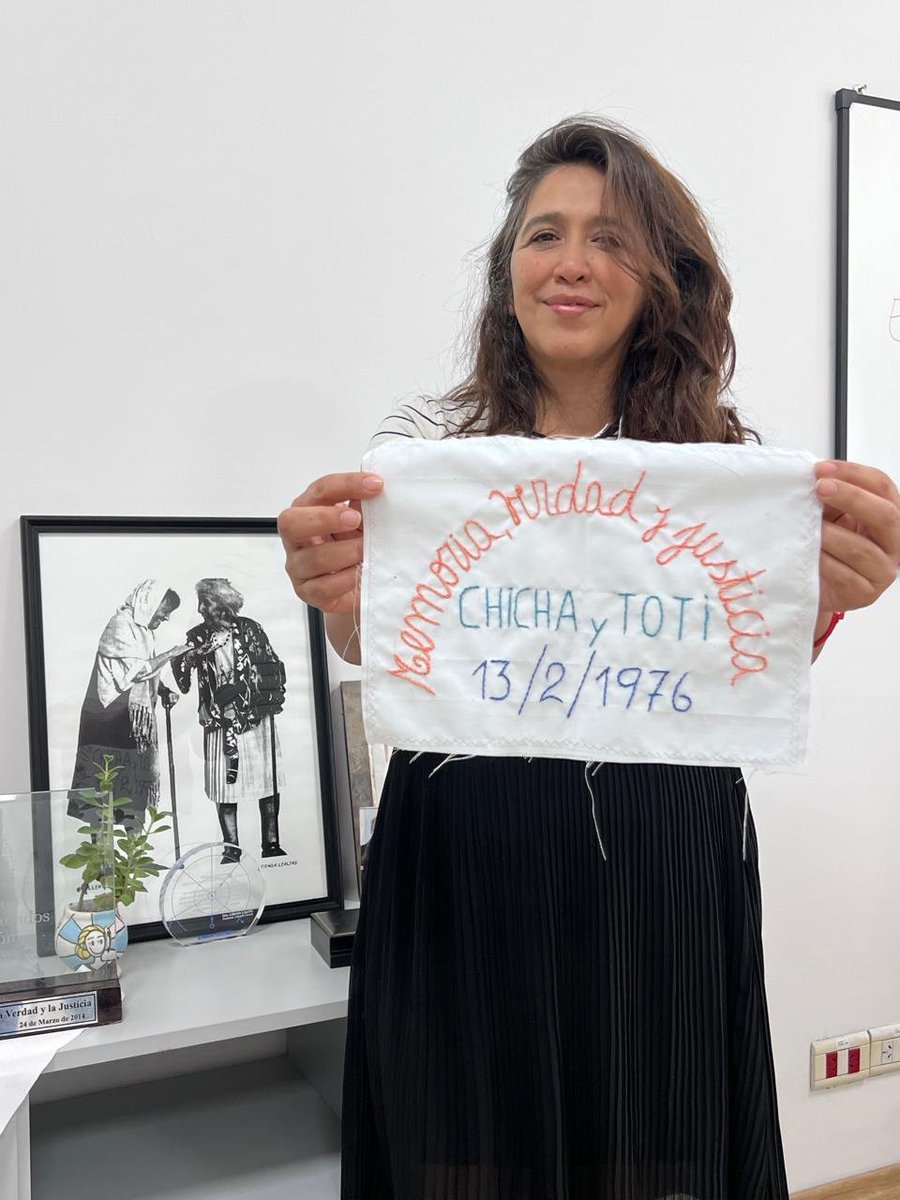 Hoy se cumple un nuevo aniversario de nuestro secuestro, 50 años de aquel dia en que el ejército entró a casa y cambió para siempre nuestro destino.
Siempre es difícil llevar estas fechas, no importa el tiempo que pase, siempre duele pensar en ese día, en Toti y en Chicha, en