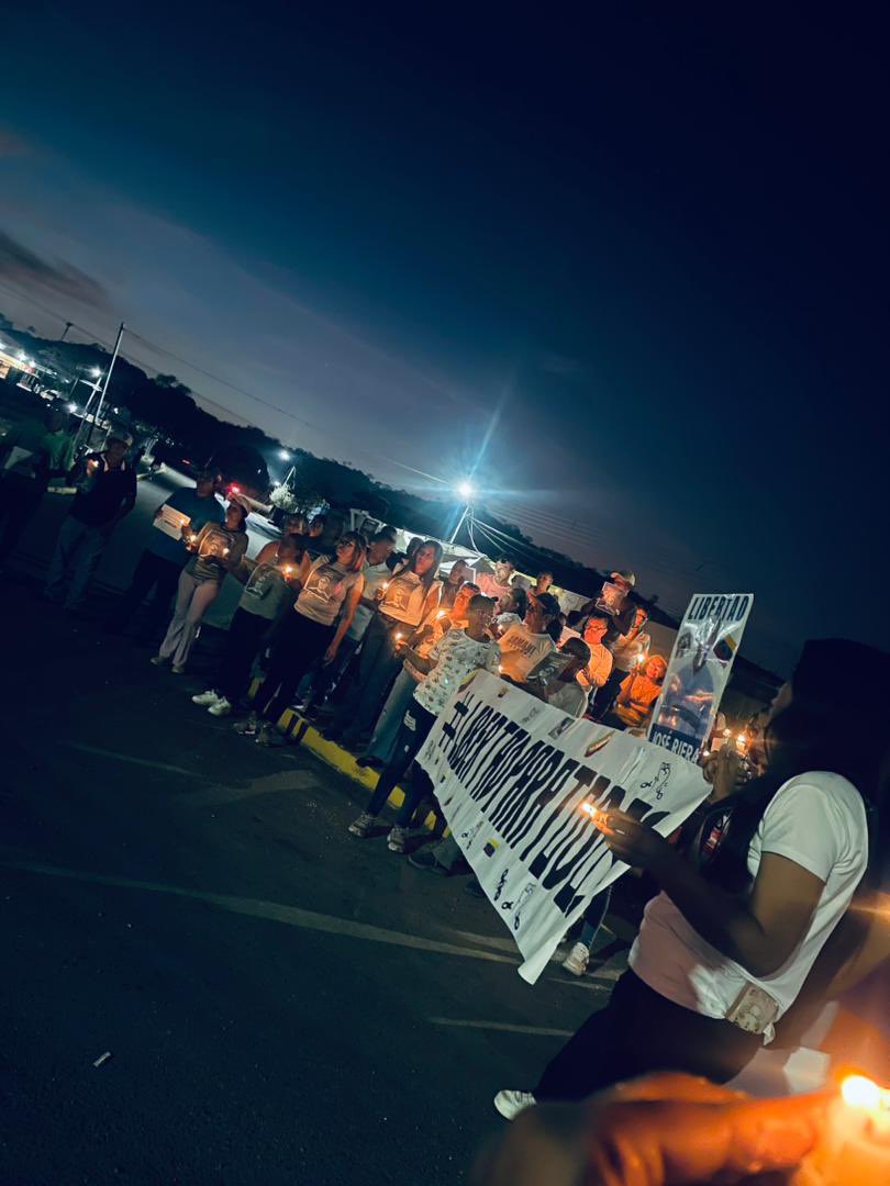Gbastidas's tweet photo. AHORA: En Ortiz #Guárico, tierra natal del preso político José Riera, realizan vigilia para exigir su liberación y la de todas las personas detenidas arbitrariamente. https://t.co/xxm0P3eQ8M