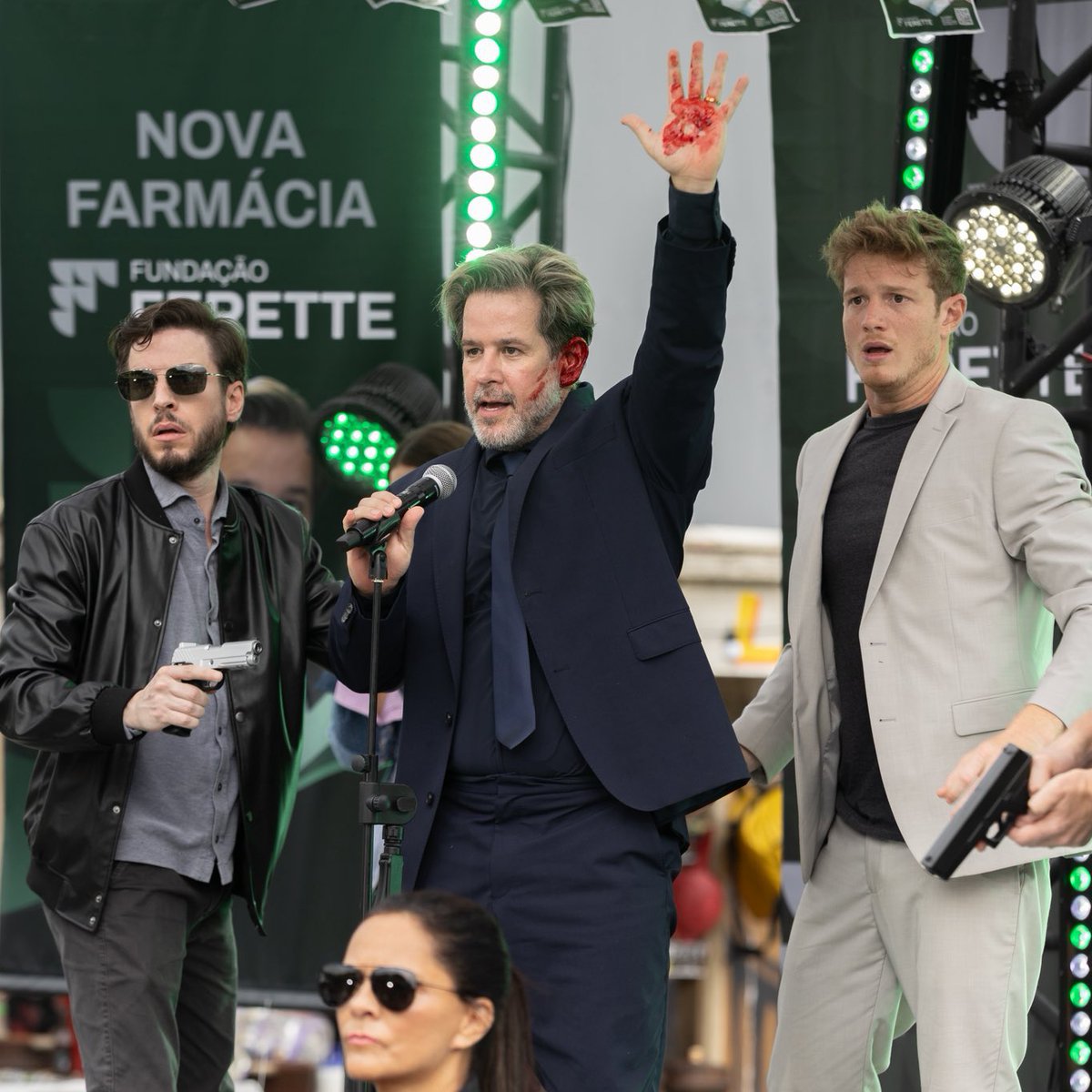 O FERETTE LEVANDO UM TIRO DE RASPÃO NA ORELHA EM REFERÊNCIA AO TRUMP MEU DEUS É A NOVELA DO MILÊNIO 

#TrêsGraças