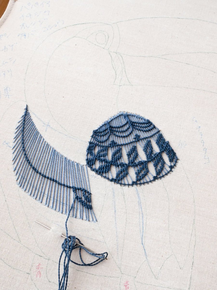 トゥカーン始めました。
日本語でオオハシと呼ばれる中南米に住む黒×極才色の鳥。

エレナ先生のニャンドゥティ教室でみんなが作っている作品だから、なにかひとつ、ひねったものにしたくて。
“エモい写真みたいな色合いにしよう”が今回のテーマです。我ながら、謎な試みだなと思います。