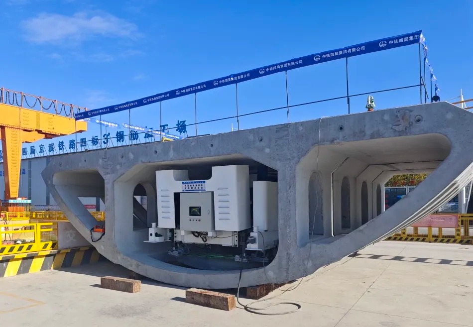CRCCNews's tweet photo. #CRCCTech Manual box culvert assembly is a thing of the past. #CRCC’s new intelligent adjustment equipment uses smart algorithms to finish assembly in just 7 minutes with 0.5mm precision. Lighter and greener, it’s making railway construction more efficient than ever.🏗️ https://t.co/Z4OdP2Bfuw