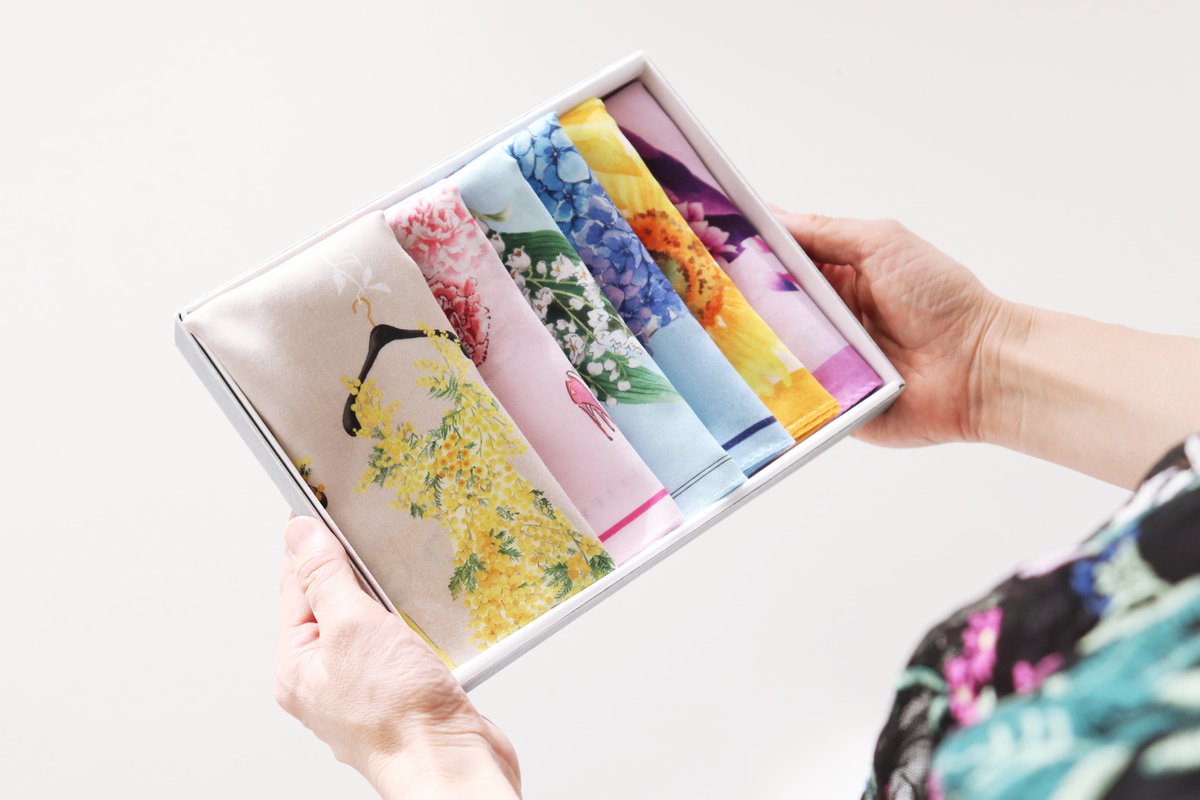 Dress in Bloom」シリーズ の発売を記念して、オンラインショップでは