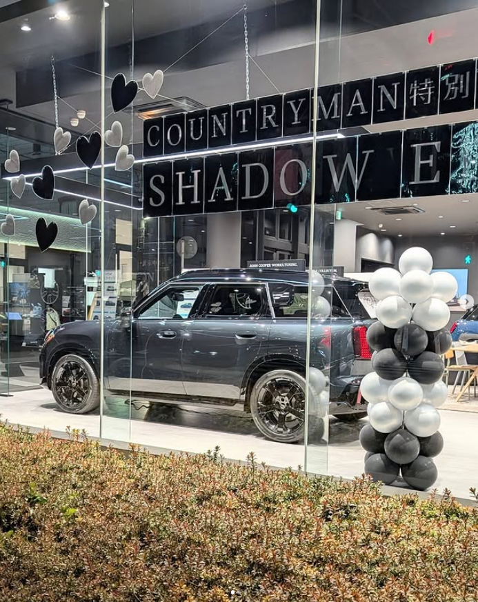 GlanzMini's tweet photo. 【#MINI千葉】
この「黒」、ただの黒じゃない…。
本日デビューの特別仕様車、中も外も 徹底的にダークで大人の色気が凄まじい🖤
画像じゃ伝わらない「重厚感」があるから 週末、実車でこのオーラを浴びてきてほしい… これは絶対に欲しくなる🥺✨
#MINI #MINICountryman #ShadowEdition #特別仕様 https://t.co/ZLZUbItAlk