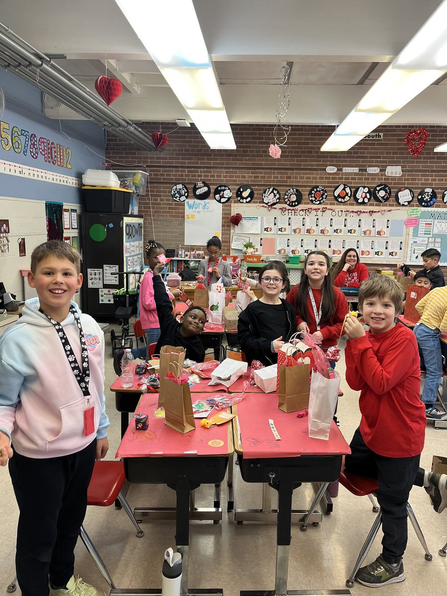 d61porter's tweet photo. Happy Valentine’s Day, bulldogs! ❤️ #d61learns https://t.co/uKbidlZb2d