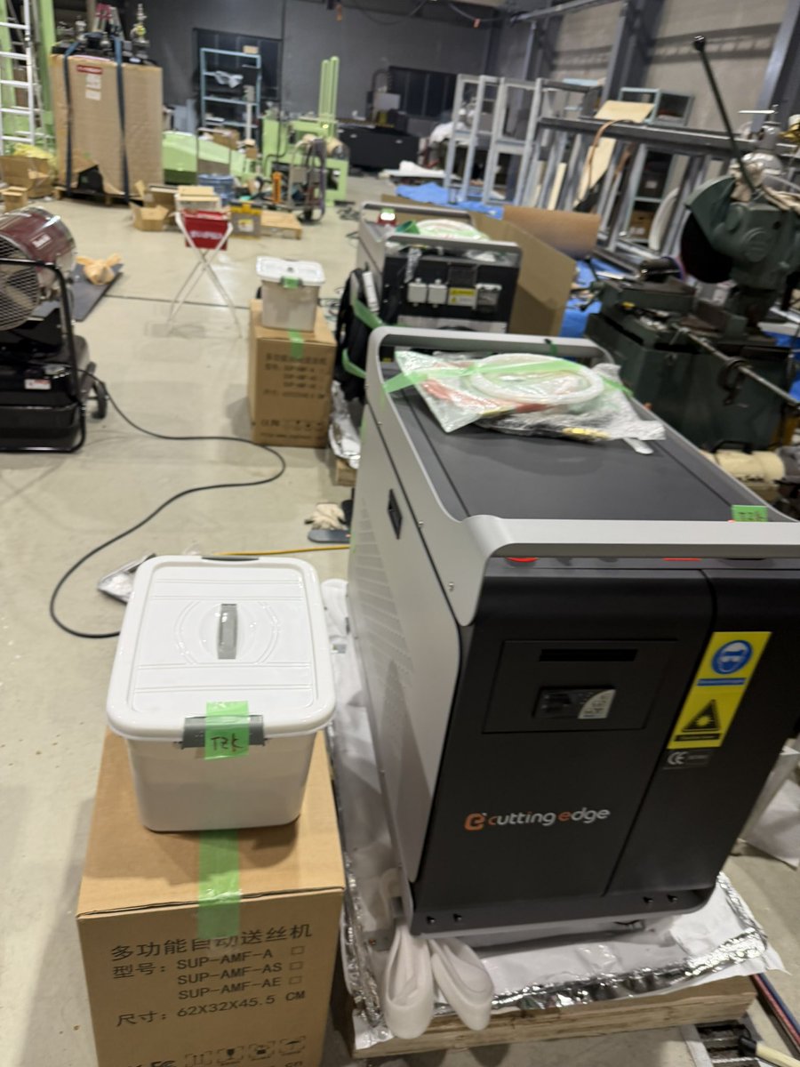 cuttinge_jp's tweet photo. ファイバーレーザー溶接機2台を納品しました！ダクト用のスポット溶接の専用パラメータを設定済み🤭 https://t.co/XIOqCXc57M