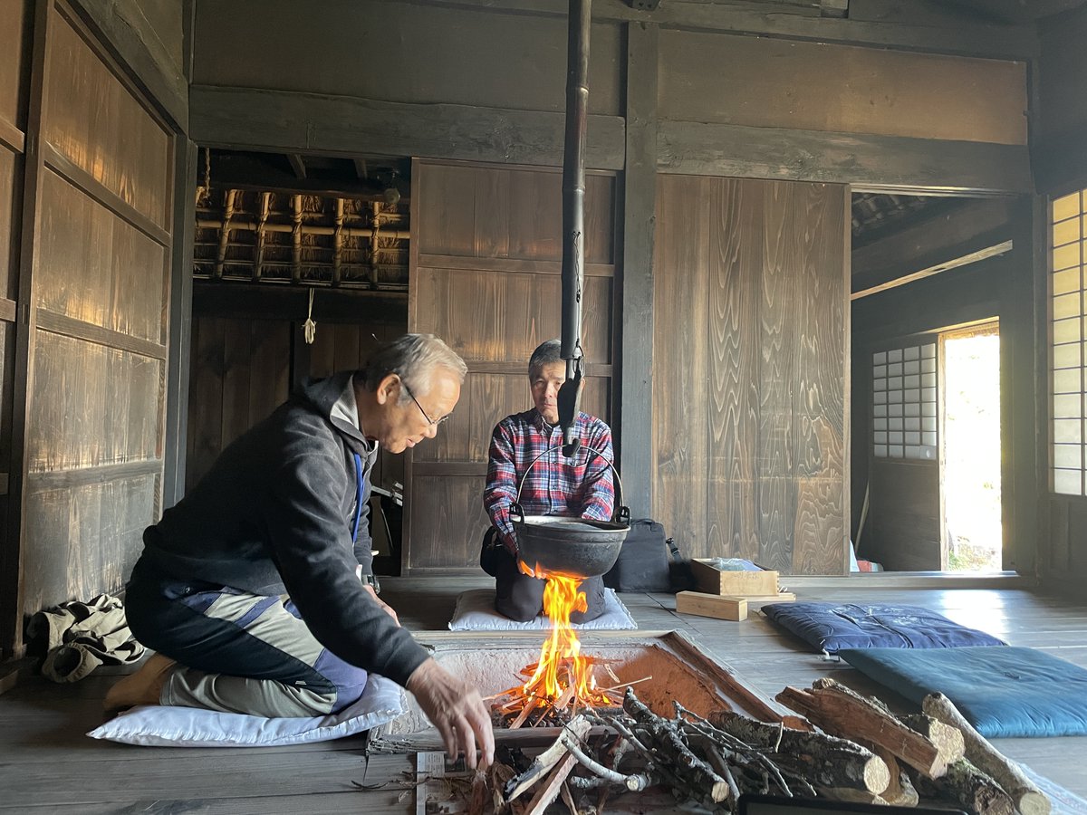 【おしらせ】
2月15日（日）9時30分より正午まで、当館敷地内の山村民家・旧味元家住宅主屋にて、いろりの火焚きを行います。風通しがよさそうな茅葺屋根ですが、実は保温効果も◎。
山村民家のぬくもりを感じる佇まいとあわせて是非ご体感ください。予約等不要で、どなたでもご参加いただけます。