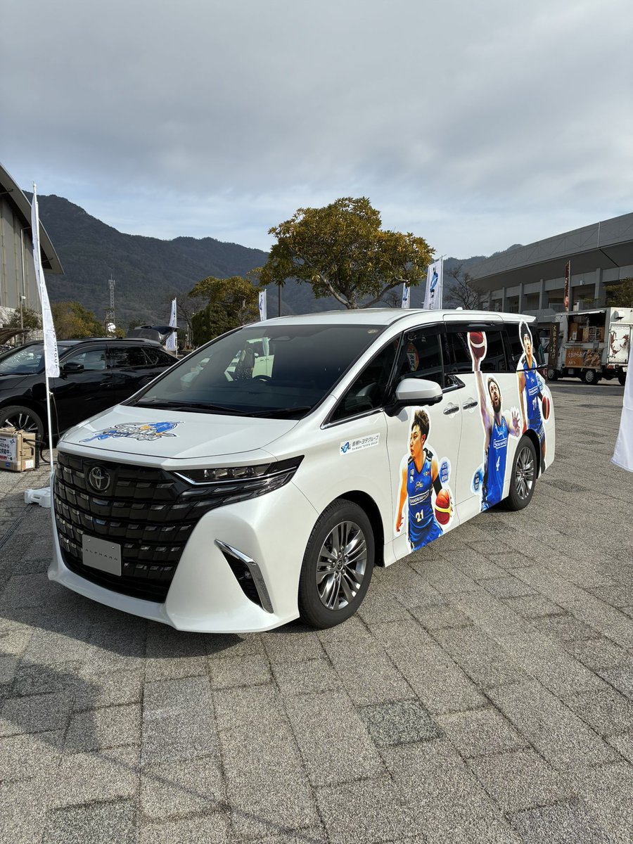 corollashimane's tweet photo. 本日は島根スサノオマジック🆚シーホース三河の試合会場に出展しております🏀
スサノオマジックの選手をラッピングしたアルファードをはじめ、たくさんの車両を展示しており、歩行をサポートするモビリティC+walkの体験試乗も可能です！
ご来場お待ちしてます☺️
#カローラ島根
#島根スサノオマジック https://t.co/y3yy2belQc