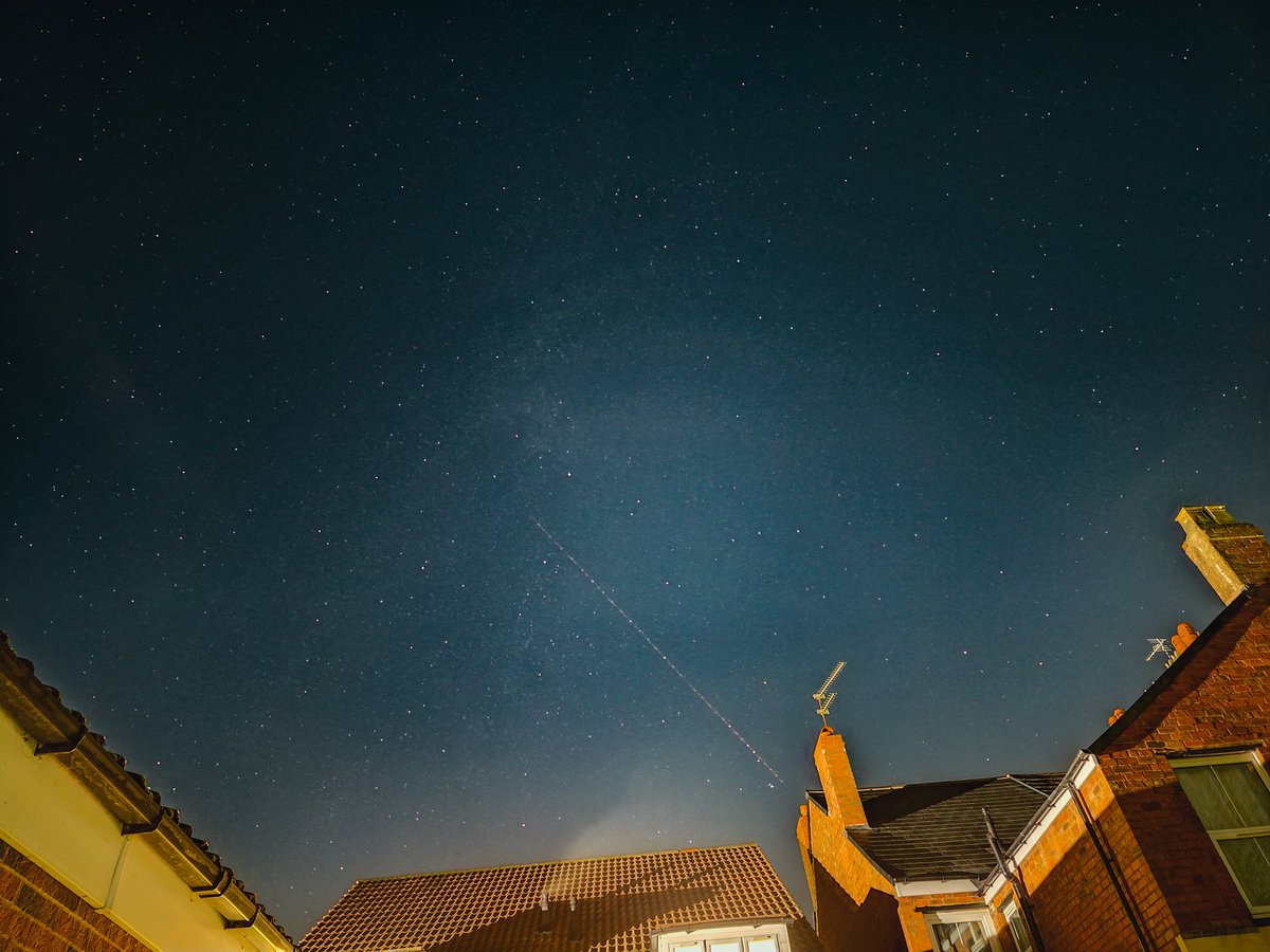astronomy_dan's tweet photo. Heres a Stunning photo of A @Ryanair Boeing 737 8Max Flight FR6840 (EI-HGZ) from (DUB) to (NAP) going Straight Through the Milky way 🌌 on 17/11/25. @MoonHourSocial @ThePhotoHour @StormHour #milkyway #Astronomy #astropics #astrophotograph #Samsunggalaxys24ultra #Samsungastronomy https://t.co/6QLAx49ixp
