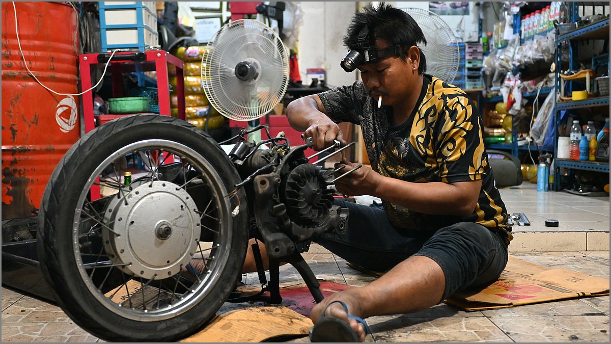 When your mechanic says "I'll have it done in 10 minutes" but brings out the headlamp, a cigarette, and a yoga mat... how long do you *really* think it'll take? 🤔🔧😂 #Thailand #MotorbikeLife #MechanicProblems #TravelLaughs #FridayFeeling
