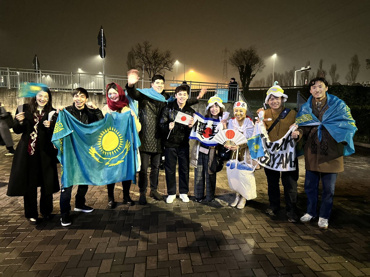カザフスタンの応援団とおめでとうの言葉を掛け合って、🇰🇿🇯🇵の旗も