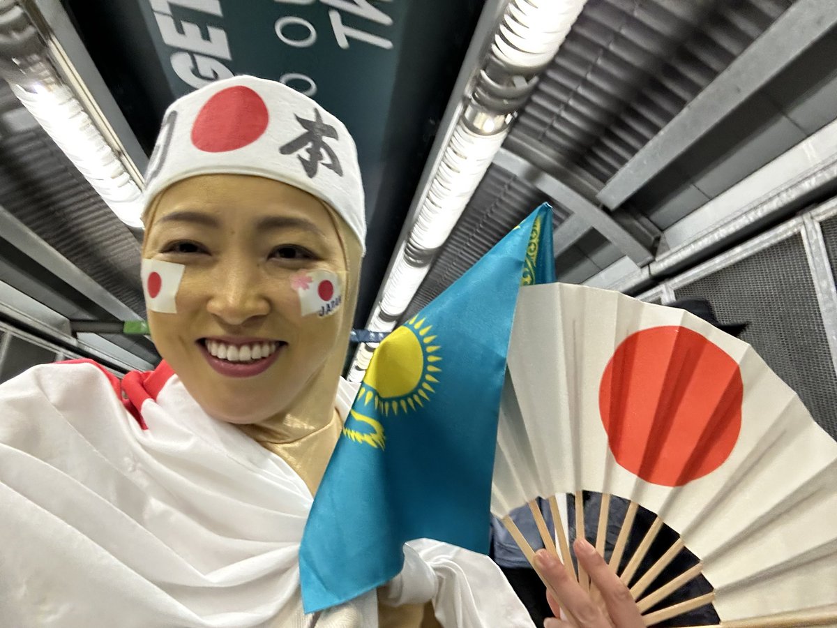 カザフスタンの応援団とおめでとうの言葉を掛け合って、🇰🇿🇯🇵の旗も
