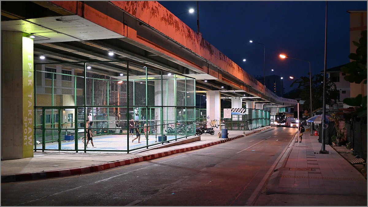 Nighttime city: when the court is lit, the game is serious, and my sofa is offended. Who else thinks this spot doubles as the city's unofficial cardio club? #PattayaNights #StreetPhotography #UrbanVibes #SportsLife #TravelThailand