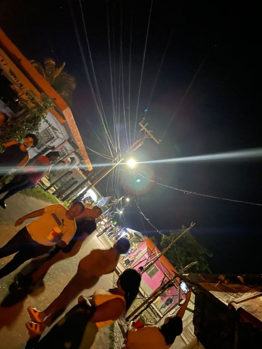 baraudawaguchu's tweet photo. DENUNCIAMOS, que en este momento la Policia Nacional esta atacando a balazos la comunidad de Castilla en la Bahia de Trujillo, que esta pasando?. Como es posible que se desate la guerra contra una comunidad Garifuna. Exigimos que la PN salga inmediatamente de la comunidad!! https://t.co/tpRedRtbPi