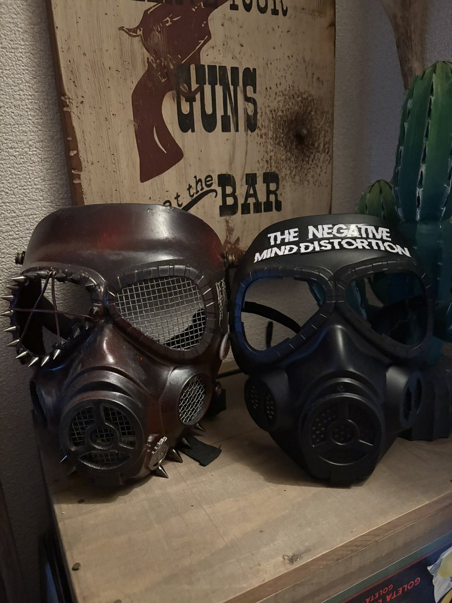 nobu3186's tweet photo. ガスマスクはどっちにする❓
#THENEGATIVEMINDDISTORTION
#ネガマイ
#ヒューマニティーデストロイ https://t.co/YLLxpebtId