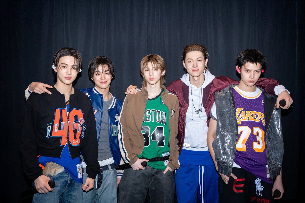 #CORTIS เซอร์ไพรส์เปิดตัวเพลงใหม่ บนเวที ‘NBA Crossover Concert Series’ ที่บัตรถูกขายหมดเกลี้ยง!

#CORTIS เซอร์ไพรส์เปิดตัวเพลงใหม่ ‘YOUNG CREATOR CREW’ เป็นครั้งแรก พร้อมเผยว่าเป็นหนึ่งในเพลงจากอัลบั้มคัมแบ็กที่กำลังจะมาถึง โดยสมาชิกกล่าวบนเวทีว่า“พวกเรากำลังจะคัมแบ็กในเร็ว ๆ