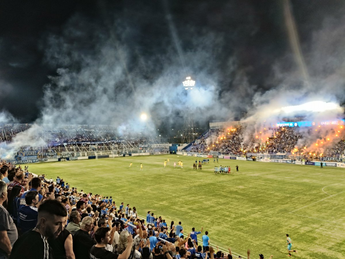 Regular PT de #GodoyCruz
Tiene intensidad y tiene presión. No hay juego, no hay situaciones de gol.
Faltan asociaciones en los últimos metros, llega bien a 3/4 y ahí se queda sin ideas.
Deberá buscar soluciones en el banco. Bolívar poco y nada, un equipo que espera y se repliega.