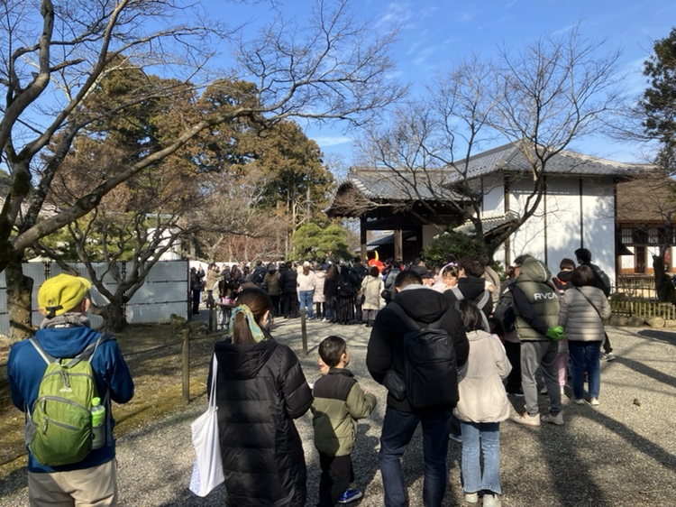 2月14日㊏の彦根城🏯
10時より玄宮楽々園御書院玄関前では、みなさまよりひこにゃんへバレンタインプレゼントお渡し会が始まりました🎁
プレゼントお渡しのための長～い列ができています😻